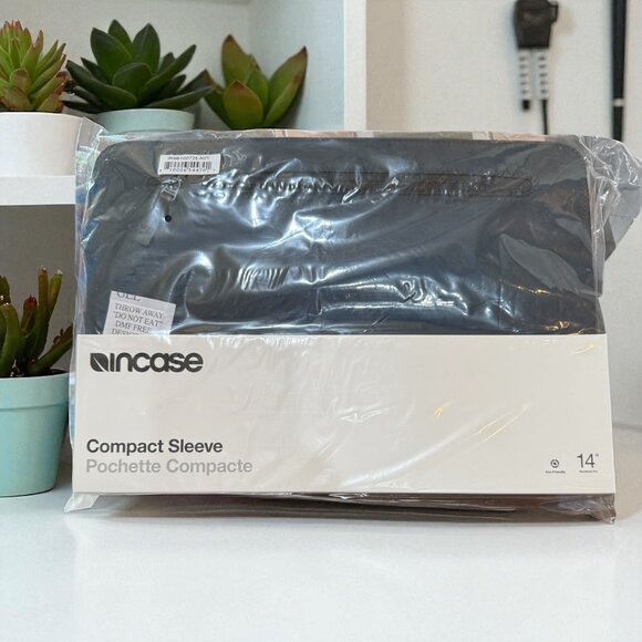 InCase Compact Laptop Sleeve - 14" - Picture 1 of 2